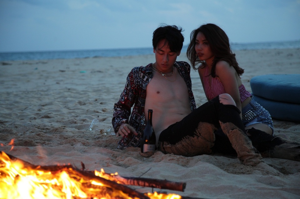 Trước nụ hôn gây bão với Angela Phương Trinh, Rocker Nguyễn từng hôn bạn diễn nồng cháy trong MV - 4 Trước nụ hôn gây bão với Angela Phương Trinh, Rocker Nguyễn từng hôn bạn diễn nồng cháy trong MV - 4