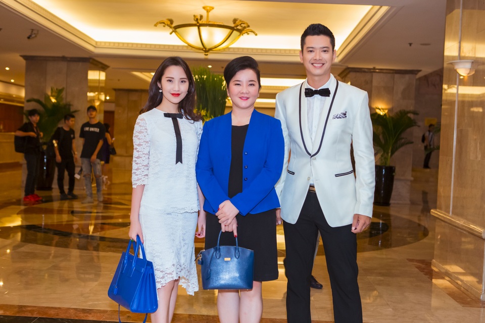 Đức Vĩnh, Lý Nhã Kỳ nổi bật trong sự kiện - 1
Siêu mẫu Đức Vĩnh dự họp báo ra mắt cuộc thi Hoa hậu Đại dương 2017. Cùng dự sự kiện còn có người đẹp Xuân Thảo (ngoài cùng bên trái), Người đẹp khả ái cuộc thi HH Phụ nữ Việt Nam qua ảnh