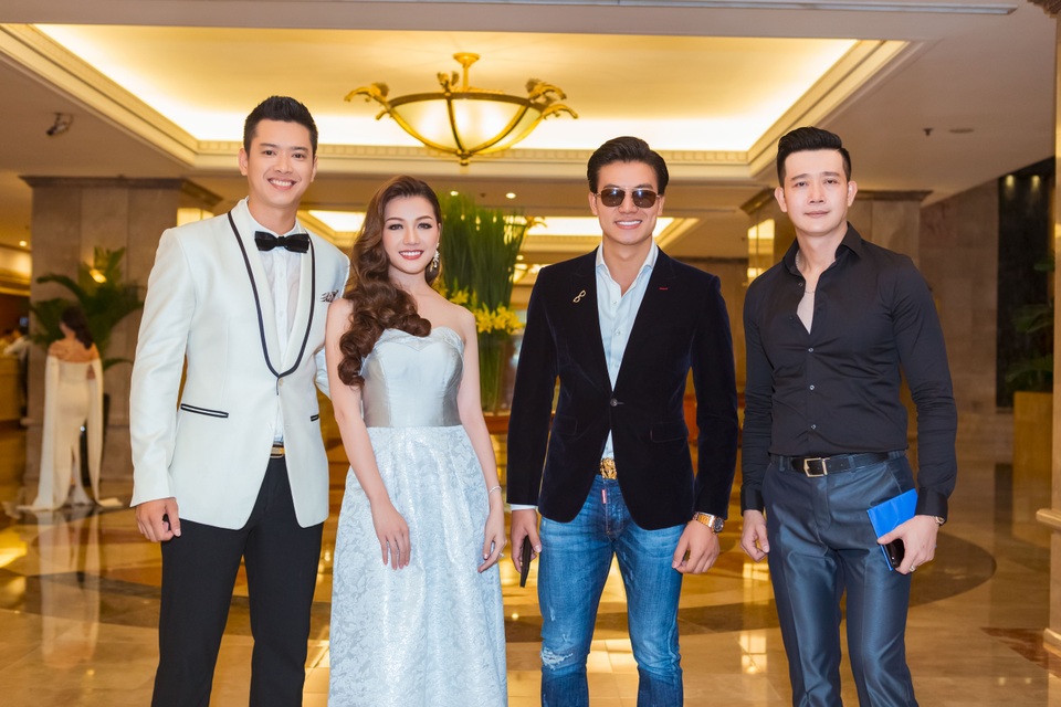 Đức Vĩnh, Lý Nhã Kỳ nổi bật trong sự kiện - 2
Nam siêu mẫu cao 1,87m đưa bạn thân - Hoa hậu Quốc tế người Việt 2017 Thái Nhiên Phương cùng dự sự kiện này