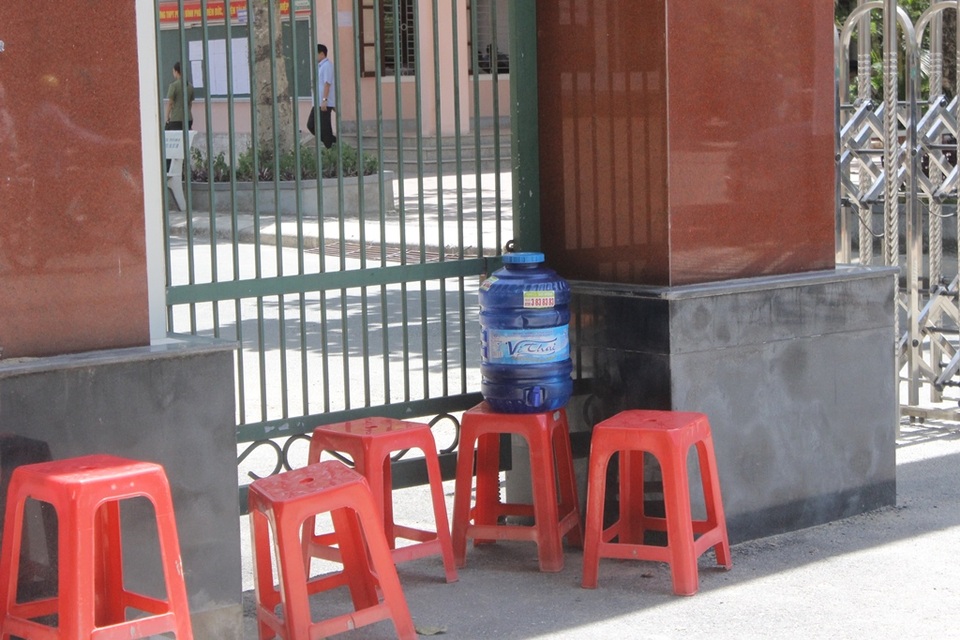 Hà Tĩnh: Tình nguyện viên phát nước và quạt miễn phí cho thí sinh, phụ huynh - 1 Bình nước được đặt sẵn ngay cổng trường để thí sinh nếu được nghỉ giữ buổi có thể lấy uống