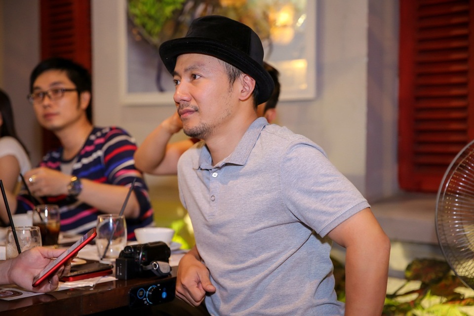 Rapper Tiến Đạt vừa gây chấn động trong showbiz khi tung ảnh khỏa thân bảo vệ môi trường. Anh cũng có mặt để ủng hộ người chị thân thiết của mình. Anh chia sẻ, với ca khúc này, Phương Thanh đã thực sự chạm được trái tim của nhiều người và mong rằng đây tiếp tục sẽ là bài hát “để đời” của chị Chanh.