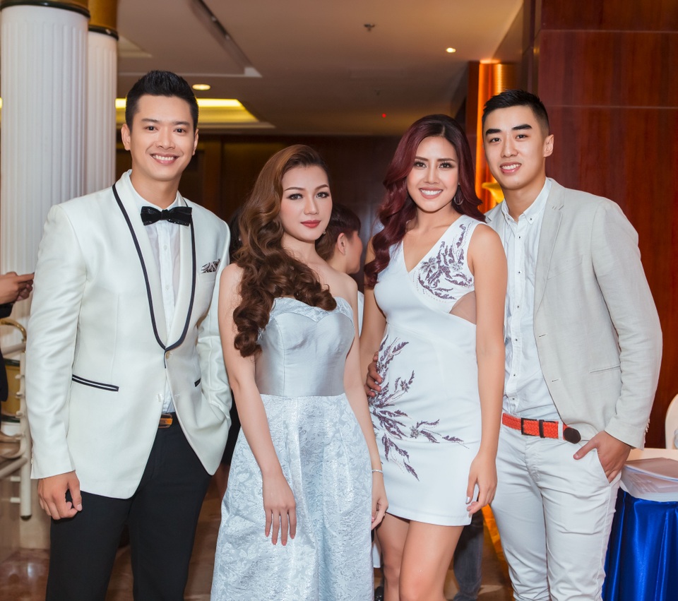 Đức Vĩnh, Lý Nhã Kỳ nổi bật trong sự kiện - 4
Đức Vĩnh, Thái Nhiên Phương cũng tranh thủ trò chuyện cùng Nguyễn Loan, người vừa lọt Top 20 cuộc thi hoa hậu hoà bình năm 2016