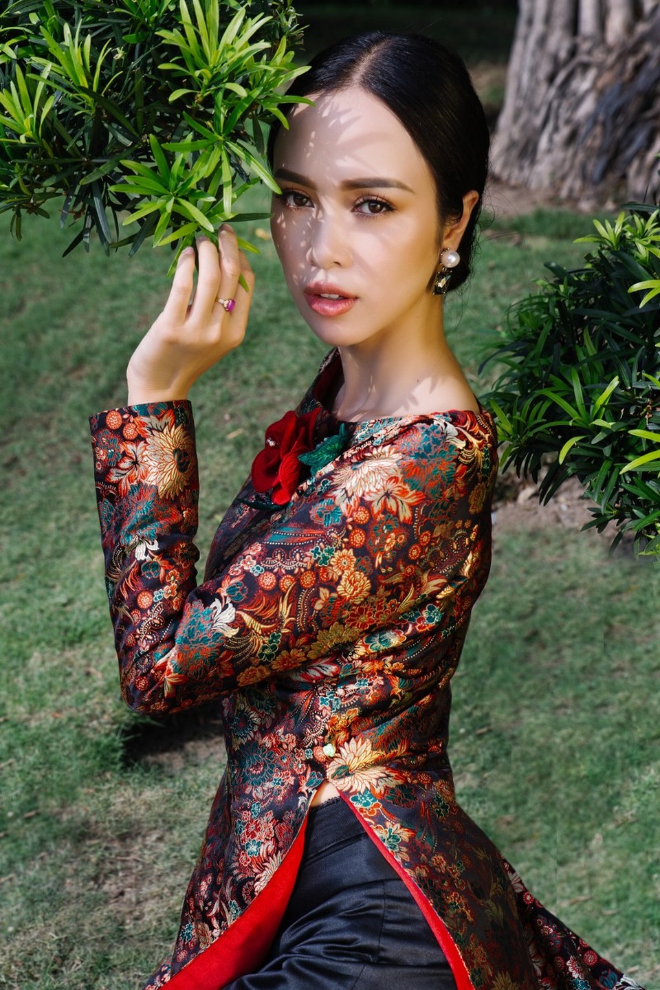 Hết nóng bỏng, Vũ Ngọc Anh đằm thắm trong áo dài Xuân - 2 Hết nóng bỏng, Vũ Ngọc Anh đằm thắm trong áo dài Xuân - 2