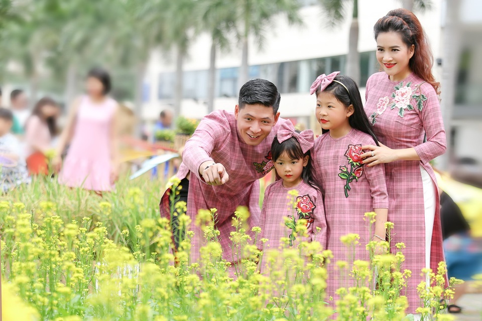 Những khoảnh khắc đẹp của Bình Minh bên gia đình ngày Xuân - 2 Trong những dịp đặc biệt, anh đều cố gắng lưu dấu những khoảnh khắc bên người vợ và hai công chúa đáng yêu.