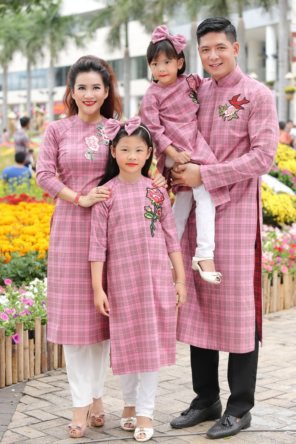 Những khoảnh khắc đẹp của Bình Minh bên gia đình ngày Xuân - 1
Chính vì vậy, nhân dịp xuân đến, Bình Minh đã cùng bà xã Anh Thơ và hai tiểu công chúa cùng dạo đường hoa để ghi lại những hình ảnh đầm ấm và đáng nhớ cho gia đình nhỏ của mình.
