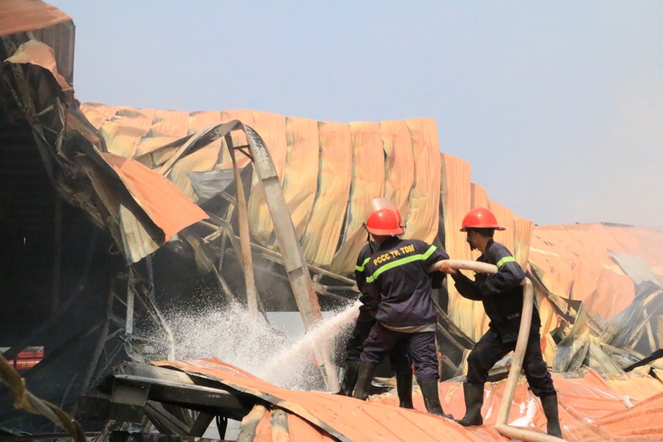 Cháy dữ dội, xưởng sơn trên 1.000 m2 bị thiêu rụi - 10 Cháy dữ dội, xưởng sơn trên 1.000 m2 bị thiêu rụi - 10