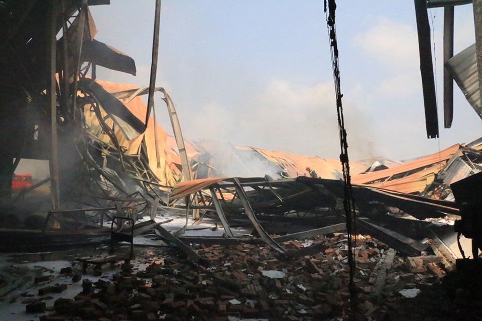 Cháy dữ dội, xưởng sơn trên 1.000 m2 bị thiêu rụi - 11 Cháy dữ dội, xưởng sơn trên 1.000 m2 bị thiêu rụi - 11