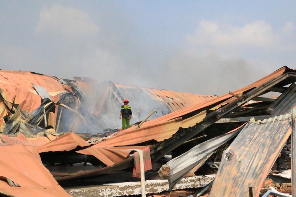 Cháy dữ dội, xưởng sơn trên 1.000 m2 bị thiêu rụi - 4 Cháy dữ dội, xưởng sơn trên 1.000 m2 bị thiêu rụi - 4