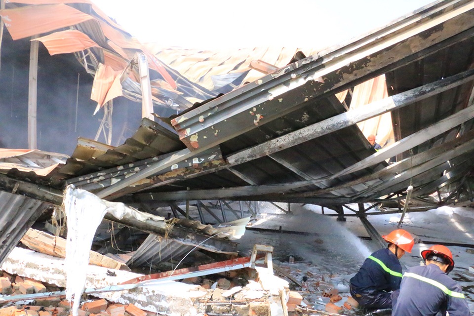 Cháy dữ dội, xưởng sơn trên 1.000 m2 bị thiêu rụi - 8 Cháy dữ dội, xưởng sơn trên 1.000 m2 bị thiêu rụi - 8