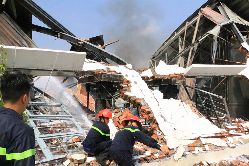 Cháy dữ dội, xưởng sơn trên 1.000 m2 bị thiêu rụi - 9 Cháy dữ dội, xưởng sơn trên 1.000 m2 bị thiêu rụi - 9