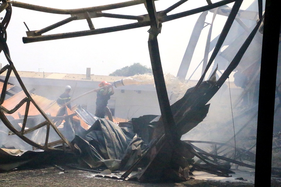 Cháy dữ dội, xưởng sơn trên 1.000 m2 bị thiêu rụi - 5 Cháy dữ dội, xưởng sơn trên 1.000 m2 bị thiêu rụi - 5