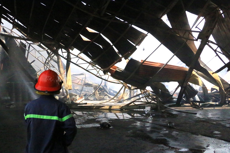 Cháy dữ dội, xưởng sơn trên 1.000 m2 bị thiêu rụi - 6 Cháy dữ dội, xưởng sơn trên 1.000 m2 bị thiêu rụi - 6