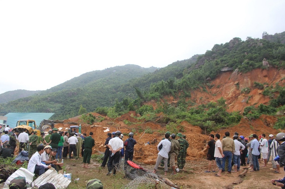 
Hiện trường vụ lở núi 4 người chết, 10 căn nhà bị vùi lấp ở xã Phước Đồng (TP Nha Trang)
