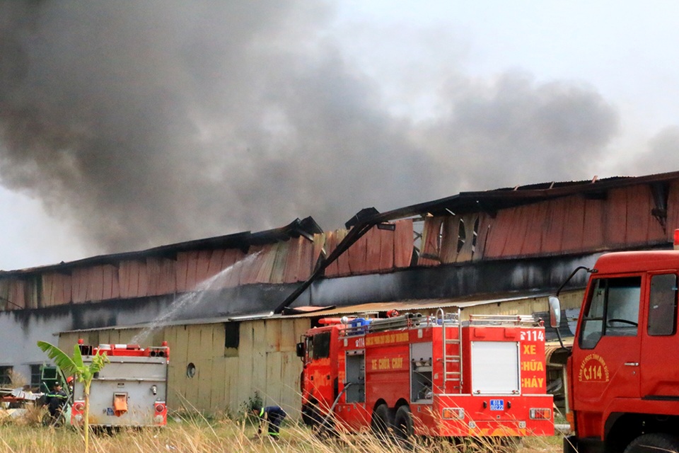 Cháy dữ dội, xưởng sơn trên 1.000 m2 bị thiêu rụi - 3 Cháy dữ dội, xưởng sơn trên 1.000 m2 bị thiêu rụi - 3