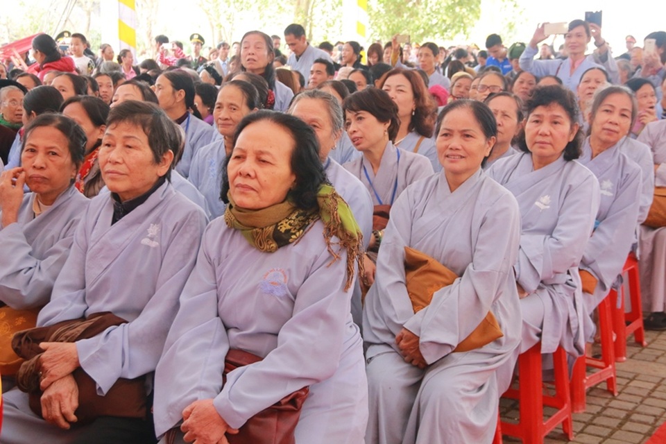 Khai hội xuân tại ngôi chùa lớn nhất Việt Nam - 4 Hàng trăm Tăng ni, Phật tử cùng hàng nghìn người dân đổ về dự lễ khai hội tại ngôi chùa lớn nhất Việt Nam.