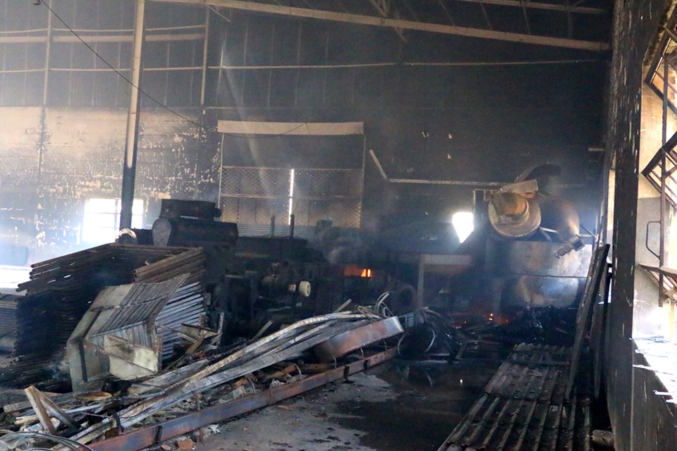 Cháy dữ dội, xưởng sơn trên 1.000 m2 bị thiêu rụi - 7 Cháy dữ dội, xưởng sơn trên 1.000 m2 bị thiêu rụi - 7