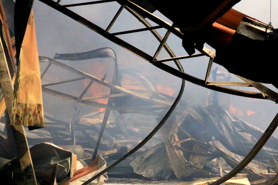 Cháy dữ dội, xưởng sơn trên 1.000 m2 bị thiêu rụi - 2 Nhà xưởng bị lửa thiêu rụi, đổ sập.