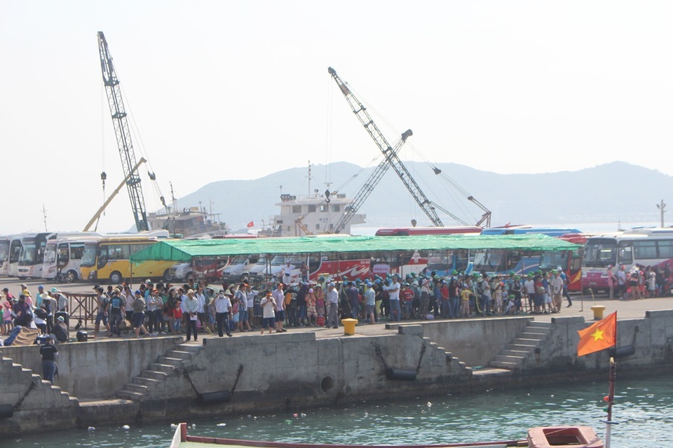 Nha Trang: Khách Trung Quốc nhộn nhịp ở bến tàu du lịch - 1 Nha Trang: Khách Trung Quốc nhộn nhịp ở bến tàu du lịch - 1