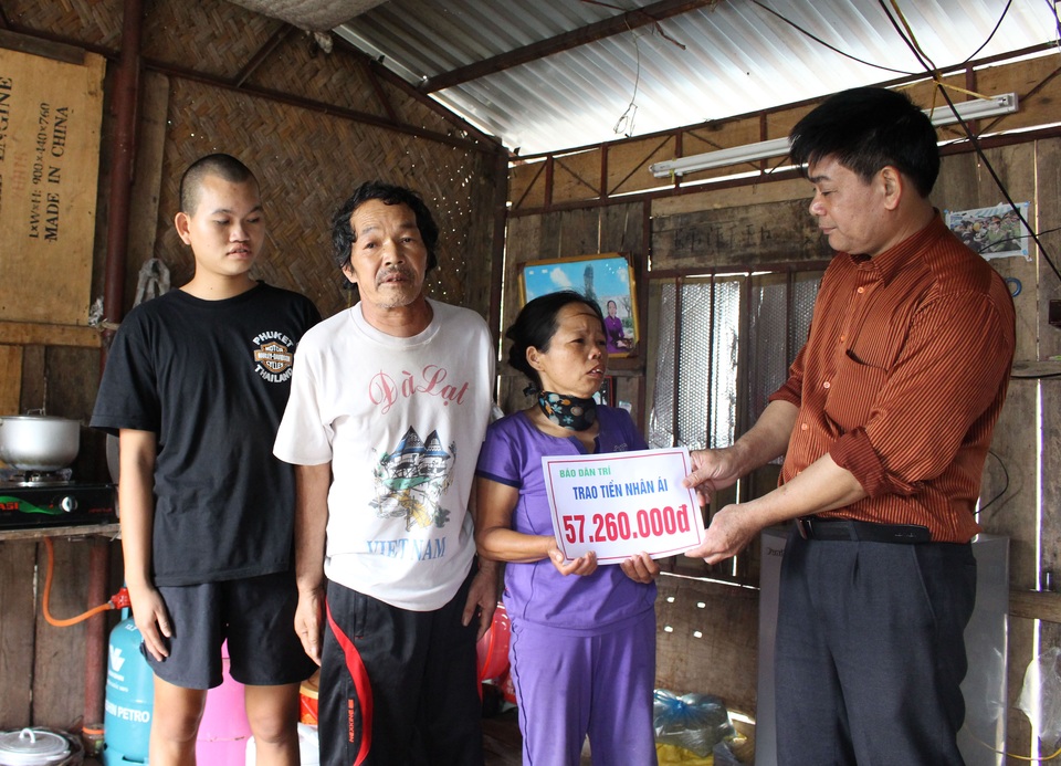 Hơn 57 triệu đồng đến với 2 vợ chồng có cuộc sống "khổ hơn chị Dậu" - 2
Đại diện báo Dân trí (phải) trao số tiền 57.250.000 đồng do bạn đọc ủng hộ qua Quỹ Nhân ái