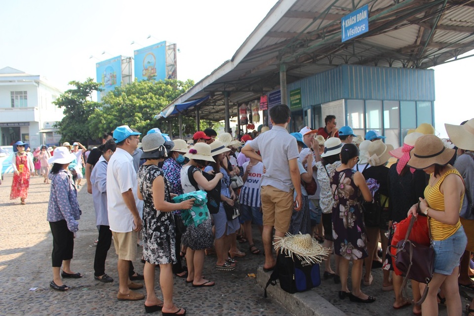 Nha Trang: Khách Trung Quốc nhộn nhịp ở bến tàu du lịch - 2 Nha Trang: Khách Trung Quốc nhộn nhịp ở bến tàu du lịch - 2