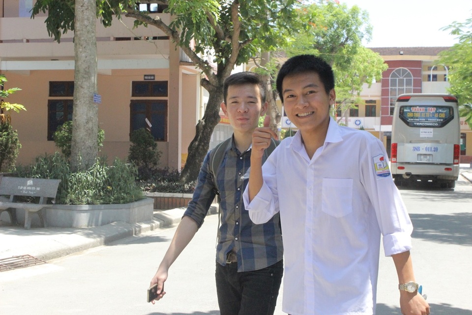Thí sinh cười tươi rói kết thúc kỳ thi THPT - 7 Thí sinh cười tươi rói kết thúc kỳ thi THPT - 7
