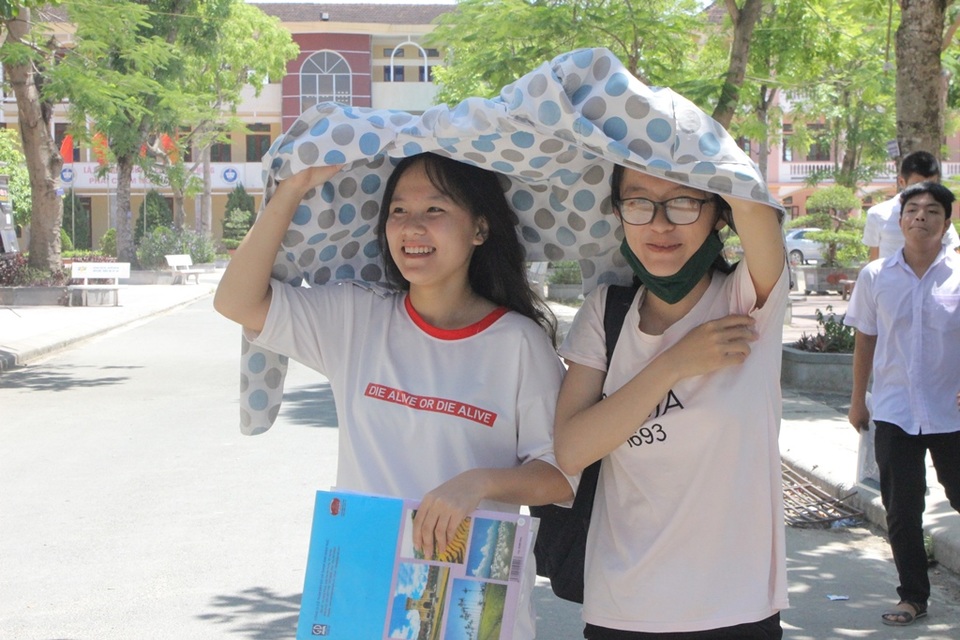 Thí sinh cười tươi rói kết thúc kỳ thi THPT - 8 Thí sinh cười tươi rói kết thúc kỳ thi THPT - 8