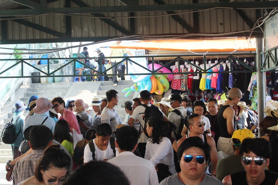 Nha Trang: Khách Trung Quốc nhộn nhịp ở bến tàu du lịch - 5 Nha Trang: Khách Trung Quốc nhộn nhịp ở bến tàu du lịch - 5