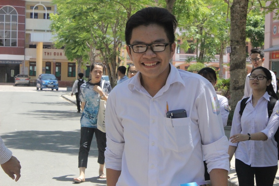 Thí sinh cười tươi rói kết thúc kỳ thi THPT - 9
Những nụ cười tươi rói của các sĩ tử sau khi kết thúc buổi thi cuối cùng. (Ảnh: Phượng Vũ)