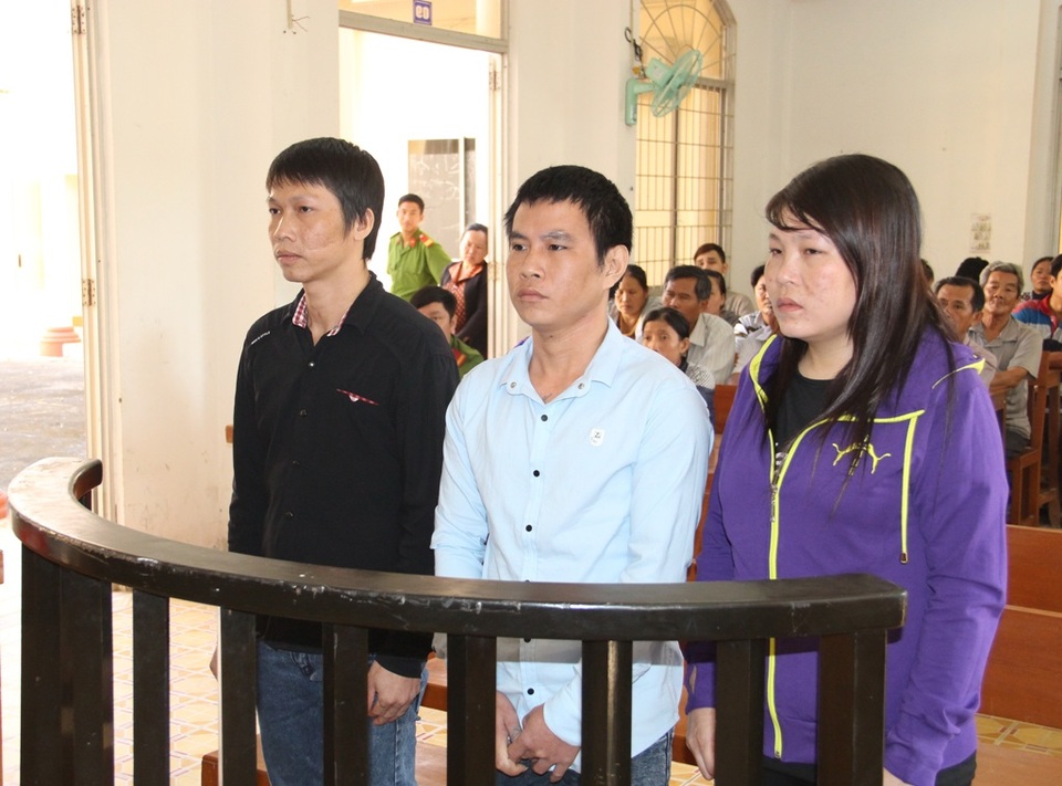 Đang nhậu bị kiếm chuyện, hai vợ chồng giết người - 1 Các bị cáo tại tòa (lần lượt từ trái sang phải là An, Nhì và Lượm)