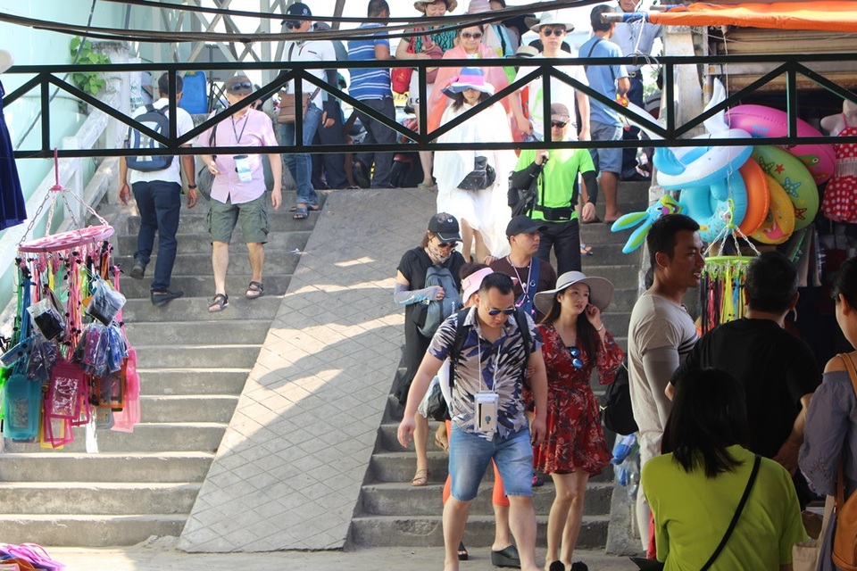 Nha Trang: Khách Trung Quốc nhộn nhịp ở bến tàu du lịch - 7 Nha Trang: Khách Trung Quốc nhộn nhịp ở bến tàu du lịch - 7