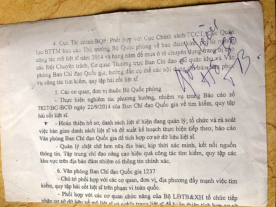 Người lính tù Côn Đảo hơn 20 năm đi tìm công lý! - 8 Phiếu trả hồ sơ thương binh mặt trước không ghi rõ cơ quan, mặt sau của một tờ giấy A4 đã phô tô được xé ngang .