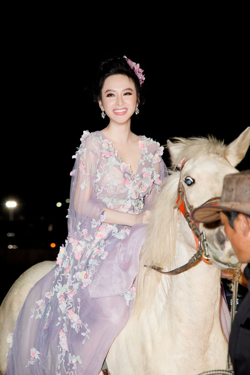 Angela Phương Trinh gây sốc khi cưỡi ngựa đến thảm đỏ - 2 Nhan sắc của Angela ngày càng xinh đẹp và rạng rỡ