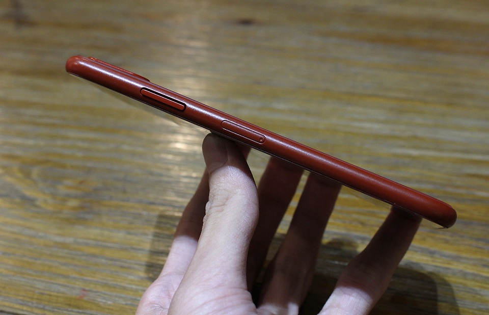 Cạnh phải là nút nguồn và khe cắm thẻ SIM. Trong đó, nút nguồn được thiết kế lớn hơn, được dự báo sẽ có cảm biến vân tay tại phím bấm này.