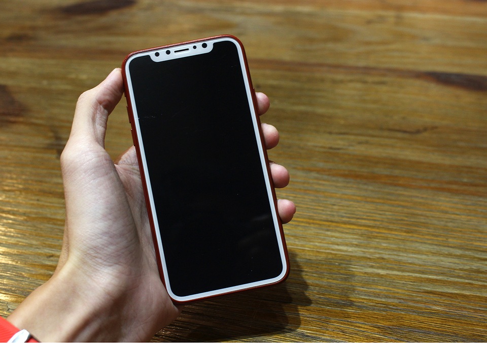 Mặt trước của iPhone 8 là màn hình bao bọc viền trắng. Mô hình này có viền màn hình khá lớn, trông không thực sự cân đối với tổng thể chiếc máy. Có lẽ bản mô hình này được hoàn thiện ở mức tạm, khiến cho cảm giác về thiết kế màn hình không thực sự đẹp.