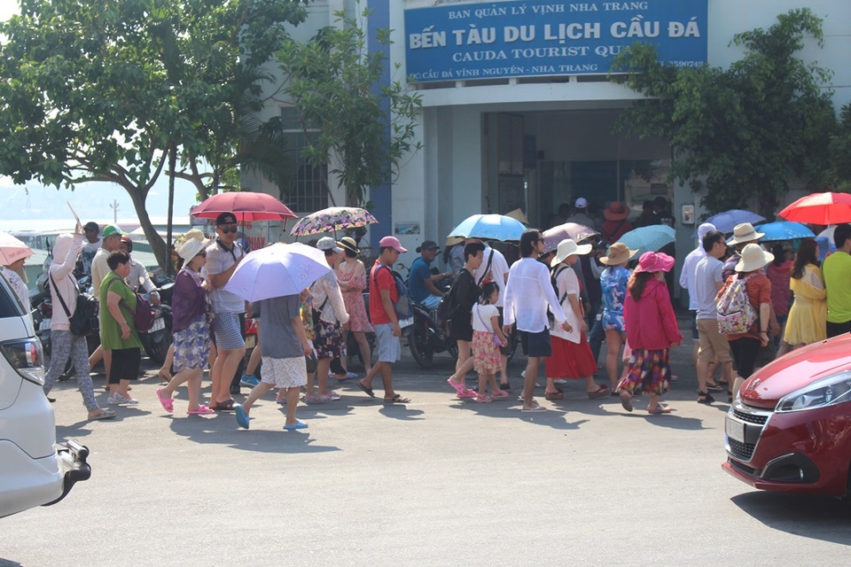 Nha Trang: Khách Trung Quốc nhộn nhịp ở bến tàu du lịch - 9 Du khách Trung Quốc ở bến tàu Cầu Đá, Nha Trang, sáng 17/6