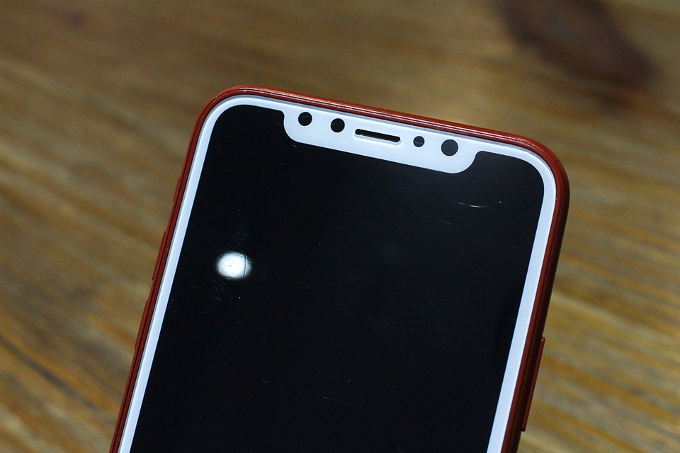 Phía trên là các cụm cảm biến và camera. Nhiều người dự đoán rằng, Apple sẽ trang bị cảm biến mống mắt lần đầu tiên trên iPhone.