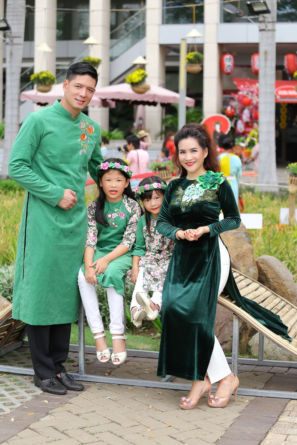 Những khoảnh khắc đẹp của Bình Minh bên gia đình ngày Xuân - 3 Cả gia đình cùng chọn trang phục tông xuyệt tông vừa hiện đại, vừa truyền thống