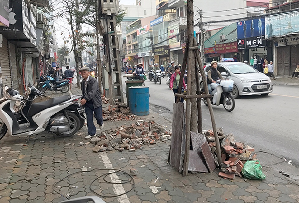 Hà Nội: Ngổn ngang "công trường" tu chỉnh vỉa hè - 8
Vật liệu gạch đá, đất cát đổ ngổn ngang trên vỉa hè đường Khâm Thiên gây mất mỹ quan đô thị, ảnh hưởng đến người đi bộ