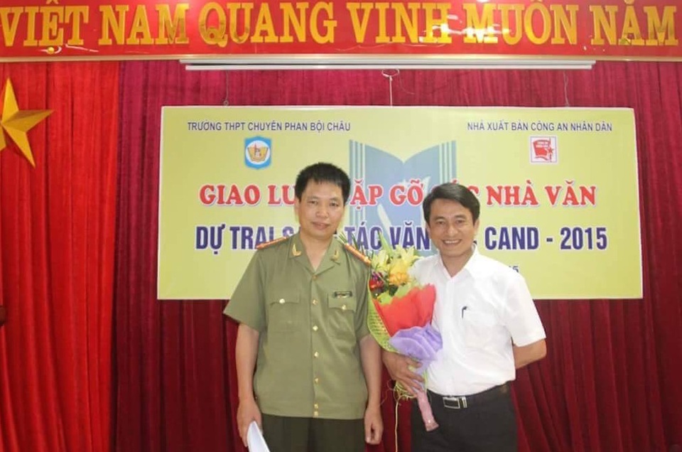 Hẹn đúng ngày 30/4/1975 sẽ trả lời câu hỏi "Hạnh phúc là gì?" - 5 Đại tá, Nhà văn Đặng Vương Hưng cùng thấy Trần Trung Hiếu trong một lần giao lưu.