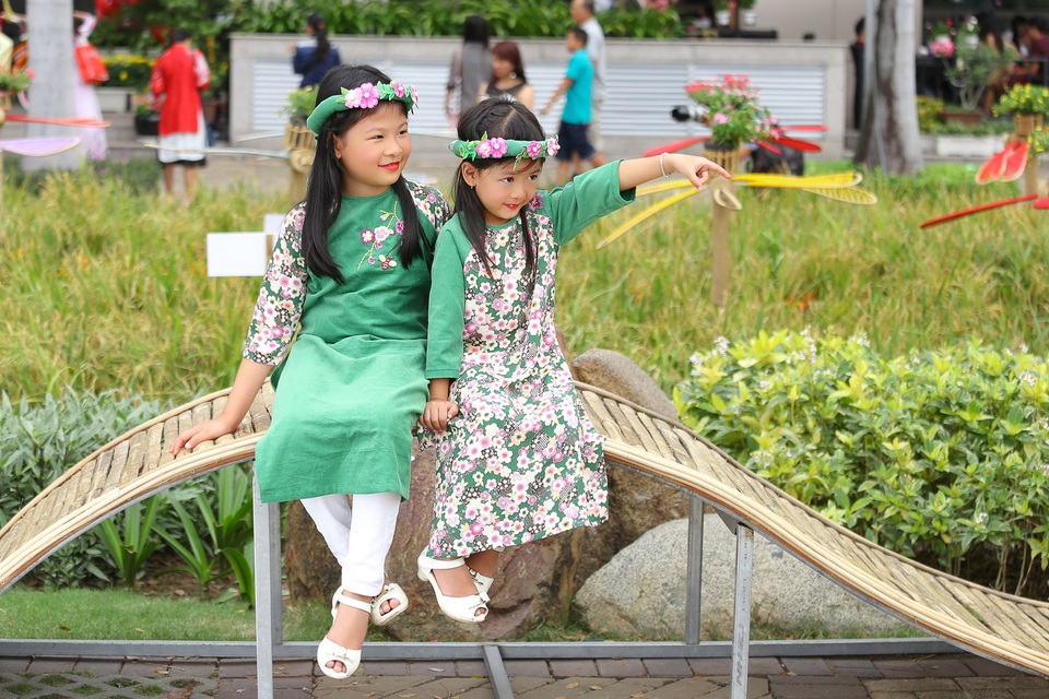 Những khoảnh khắc đẹp của Bình Minh bên gia đình ngày Xuân - 6 Hai công chúa nhỏ An Nhiên và An Như đáng yêu với nét tinh nghịch hồn nhiên của trẻ thơ.