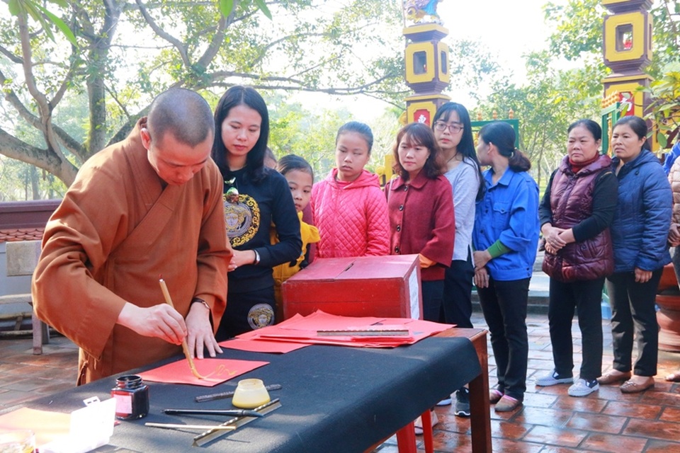 Rộn ràng "khai bút khuyến học" đầu năm - 3 Nét đẹp cho chữ đầu năm kết hợp với gây quỹ khuyến học nên nhiều người đến tham gia xin chữ và ủng hộ quỹ.