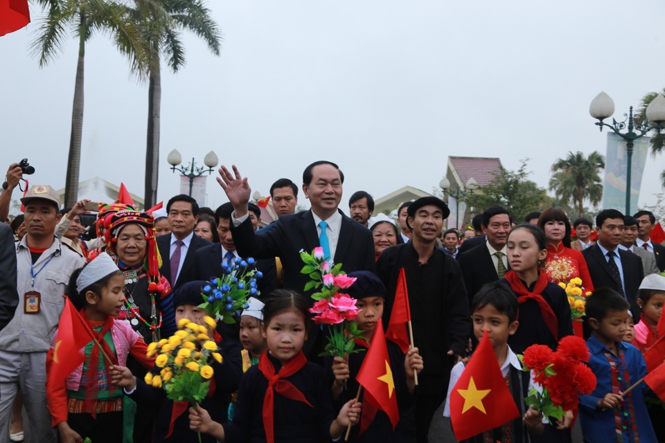 Chủ tịch nước được đồng bào các dân tộc đón chào khi đến nơi tổ chức sự kiện.