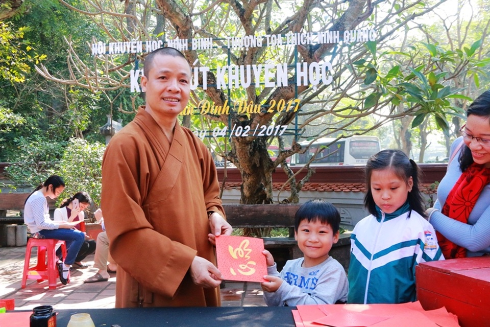 Rộn ràng "khai bút khuyến học" đầu năm - 4 Đông đảo các bậc phụ huynh, các em học sinh đến xin chữ và ủng hộ quỹ khuyến học.