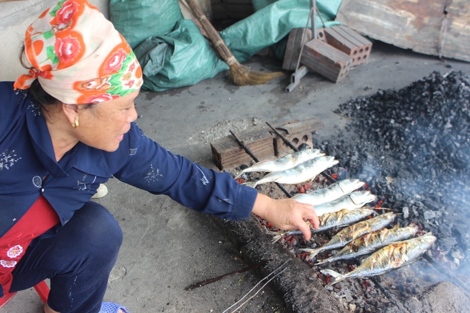 Về Hà Tĩnh nhớ khám phá "làng nướng cá" Hộ Độ - 4 Để cá chín đều, béo, ngọt chị Loan phải luôn canh lửa, trở cá.
