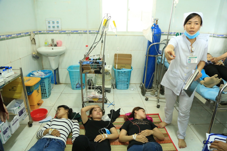 Hàng trăm công nhân nhập viện cấp cứu sau bữa cơm trưa - 2 Các công nhân có triệu chứng ngộ độc sau bữa ăn trưa