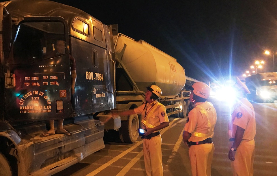 Lực lượng CSGT Đội Rạch Chiếc kiểm tra, xử lý hành vi vi phạm nồng độ cồn ở cửa ngõ Sài Gòn, tối 6/7.