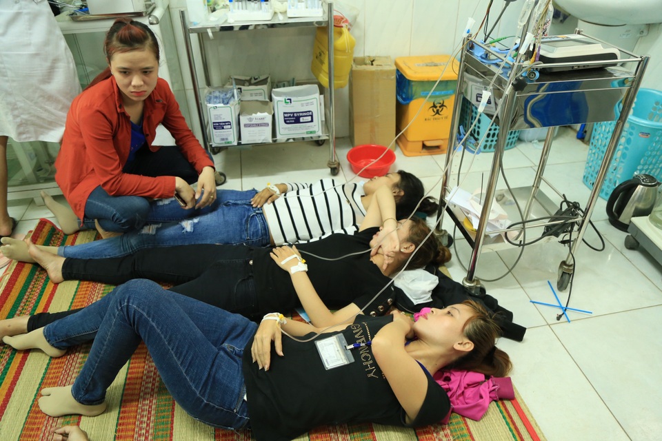 Hàng trăm công nhân nhập viện cấp cứu sau bữa cơm trưa - 1 Nhiều công nhân nữ phải truyền nước hồi sức
