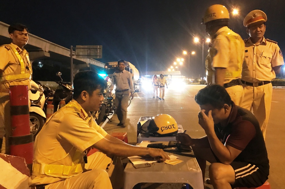 
Một tài xế vi phạm nồng độ cồn tỏ ra ân hận sau khi bị CSGT lập biên bản xử phạt, tạm giữ phương tiện.
