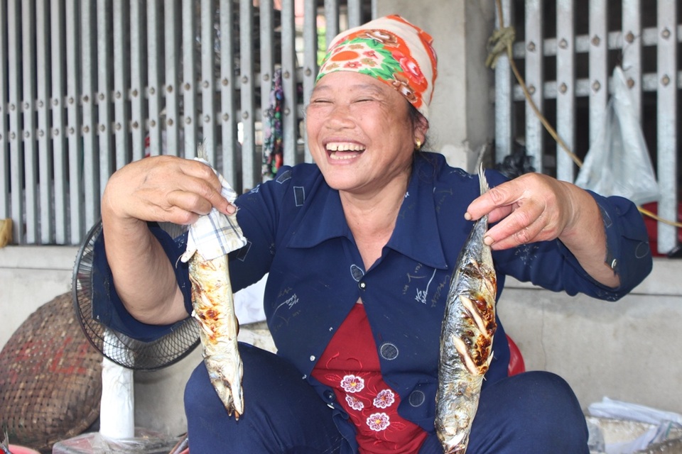 Về Hà Tĩnh nhớ khám phá "làng nướng cá" Hộ Độ - 9 Trung bình mỗi sạp cá nướng tại Hộ Độ bán từ 400 -500 con/ngày. Từ những sạp cá này, giúp đưa lại thu nhập ổn định cho họ.