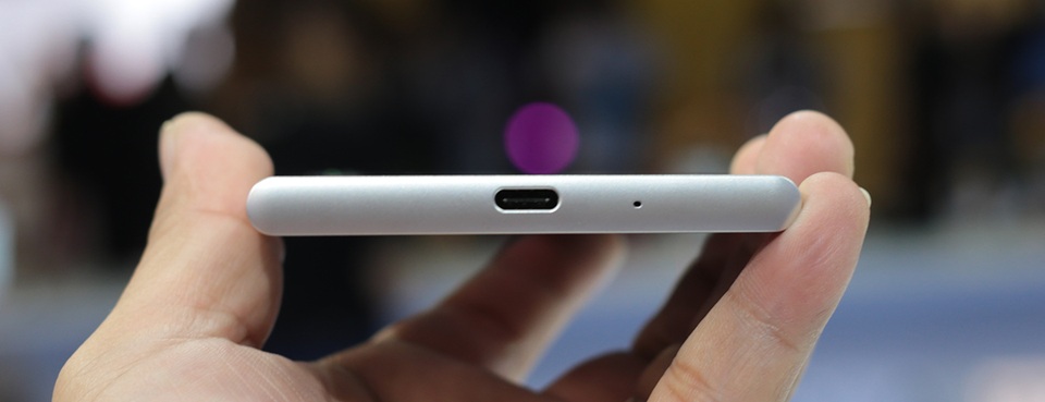 Cạnh dưới của máy là nơi đặt cổng sạc USB Type-C và microphone.